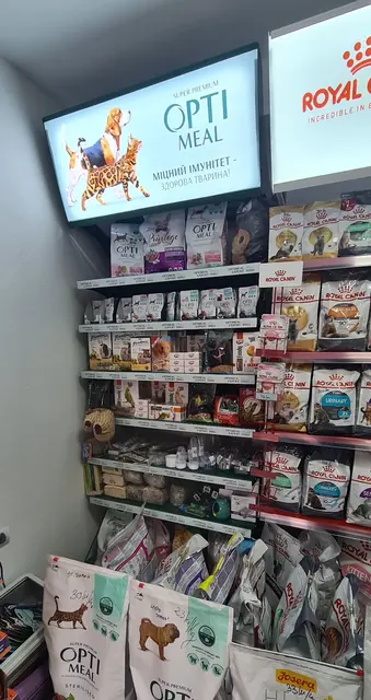 Saci de hrană Royal Canin și Opti Meal pe rafturi